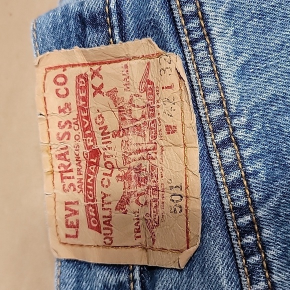 LEVI'S Size 42x32 Medium Wash 501 Button Fly Jeans Gently Used Condition - Picture 2 of 16